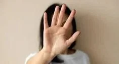 THis is a reference image of a hand being held out by a lady