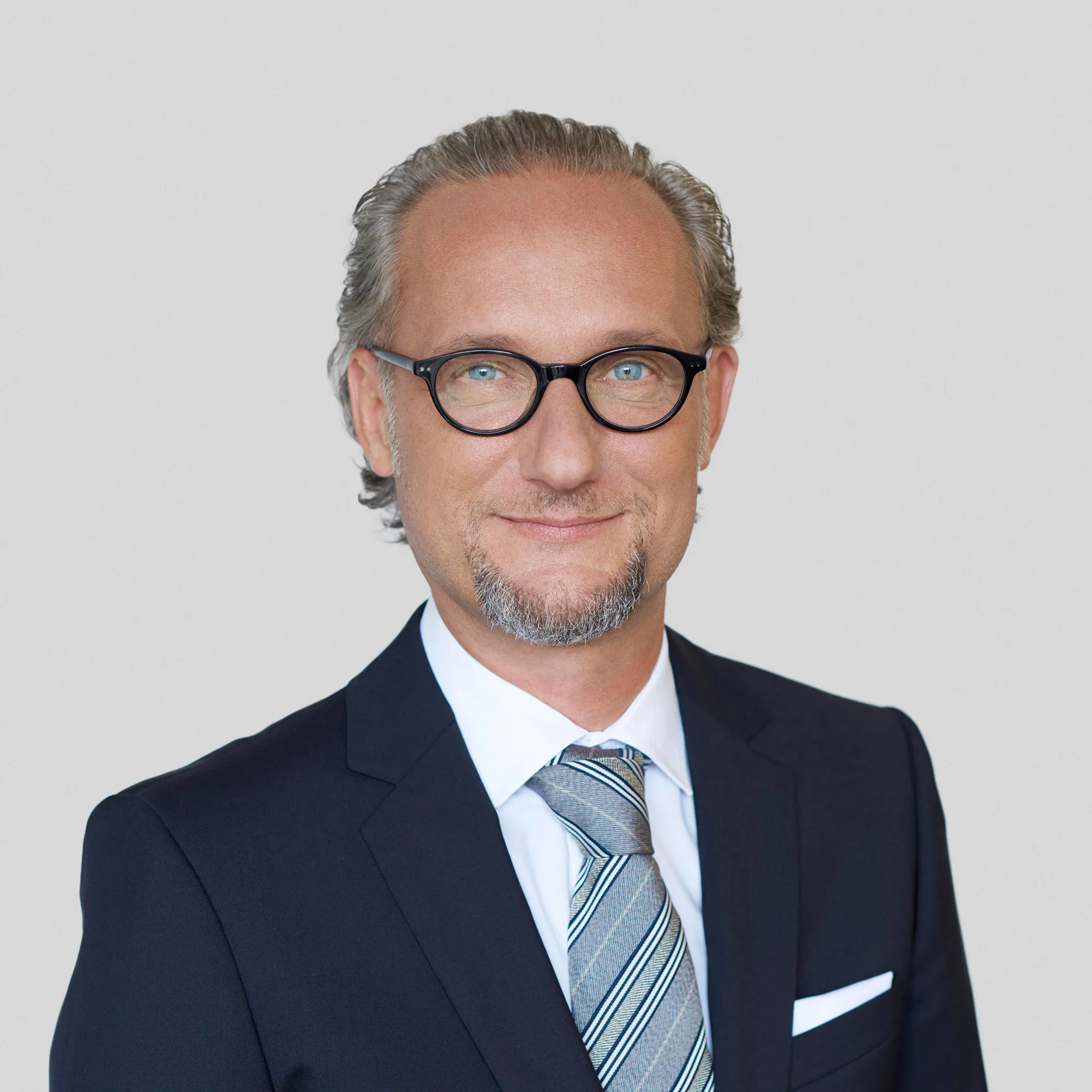 Frank Katzensteiner (*1965) Verwaltungsratspräsident / Geschäftsführer · Swiss Certified Specialist for Finance and Accounting · Revisor gemäss RAG · ausgebildeter Mediator (Konstanzer Schule) - Prüfungsexperte Verein für höhere Prüfungen RW - Mitglied IFA, Schweizerische Vereinigung für Steuerrecht · Absolvent Swiss Board School (Int. Center for Corporate Governance IMP-HSG) · Mitglied VEB, Verein eidg. dipl. Buchhalter
