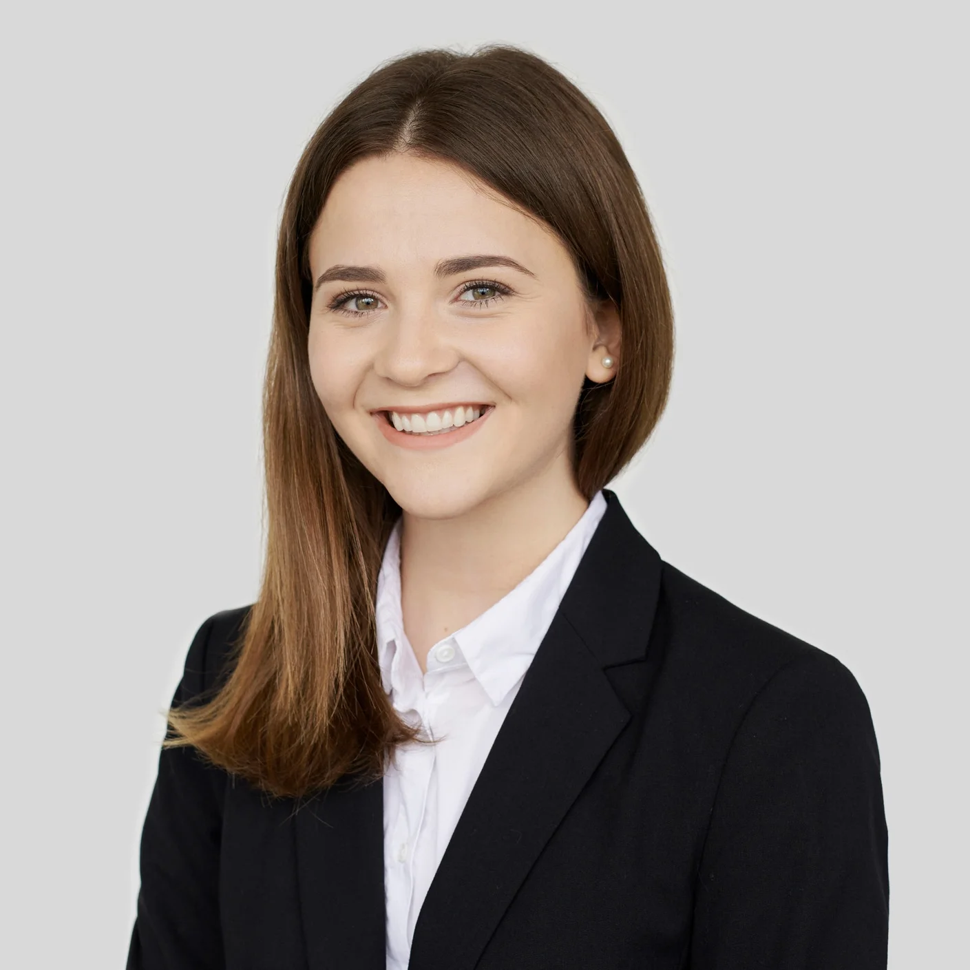 Hume Ibrahimi (*1997) · Bachelor of Science ZFH in Wirtschaftsrecht · Kauffrau mit eidgenössischer Berufsmaturität