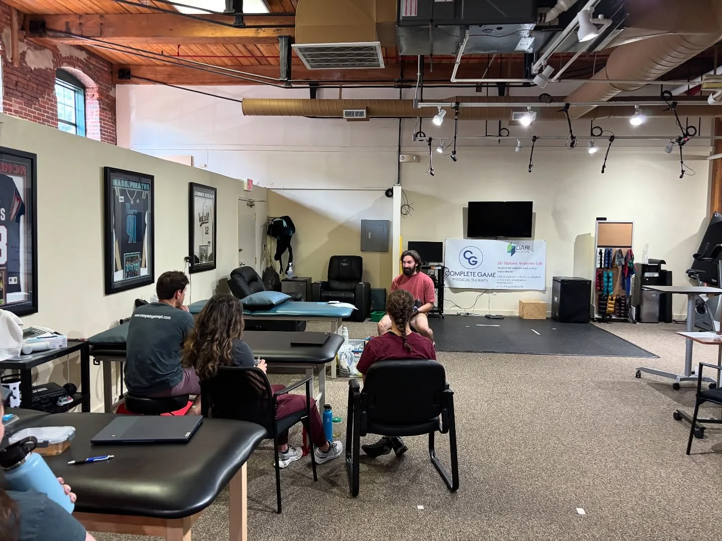 Last week, our staff Lunch & Learn featured Ben from Fleet feet Nashua, NH! @fleetfeetnashua
Ben took time sharing his expertise on proper footwear for runners 🏃 and walkers🚶‍♀️ with our PT staff 👍🏼
From fit to function, the right sho