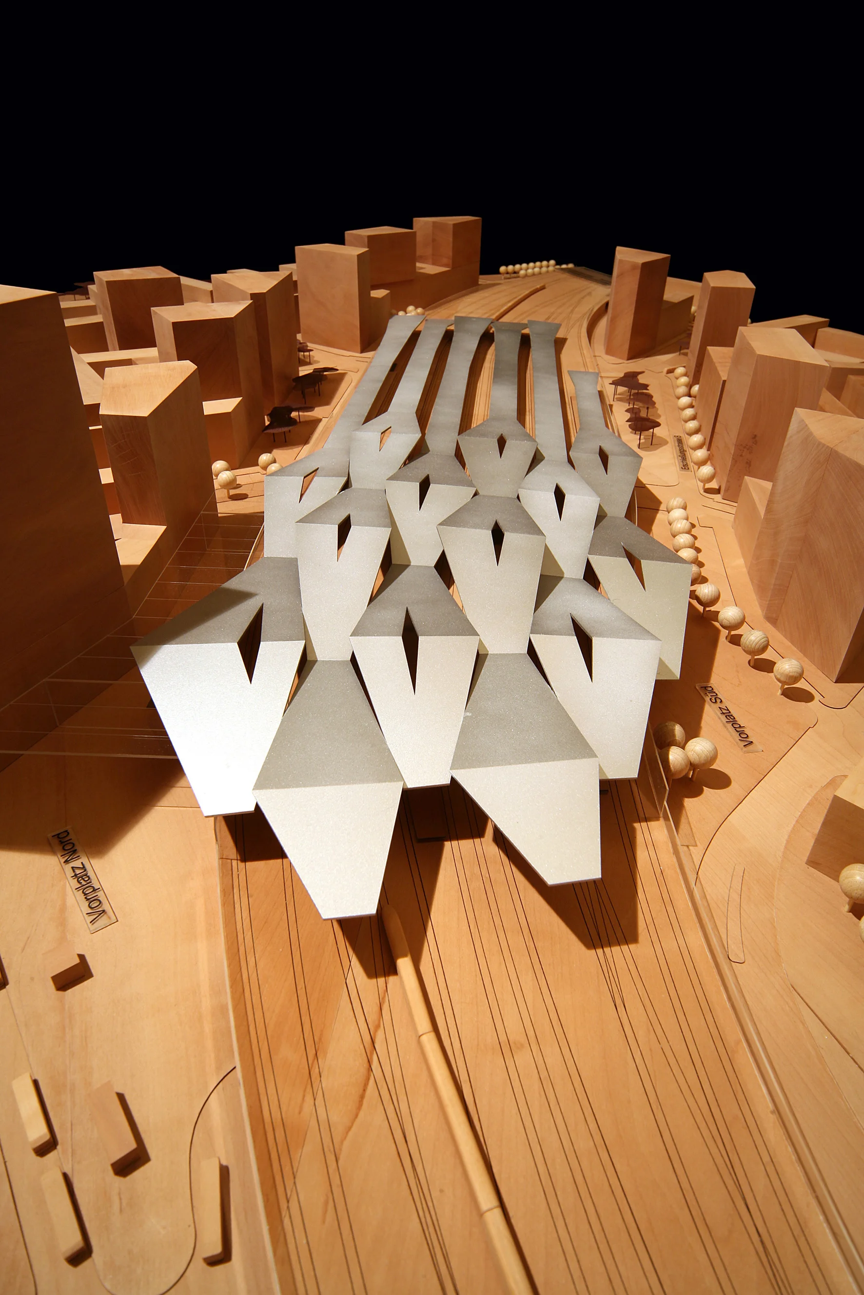 Bahnhofcity_holzmodell.jpg