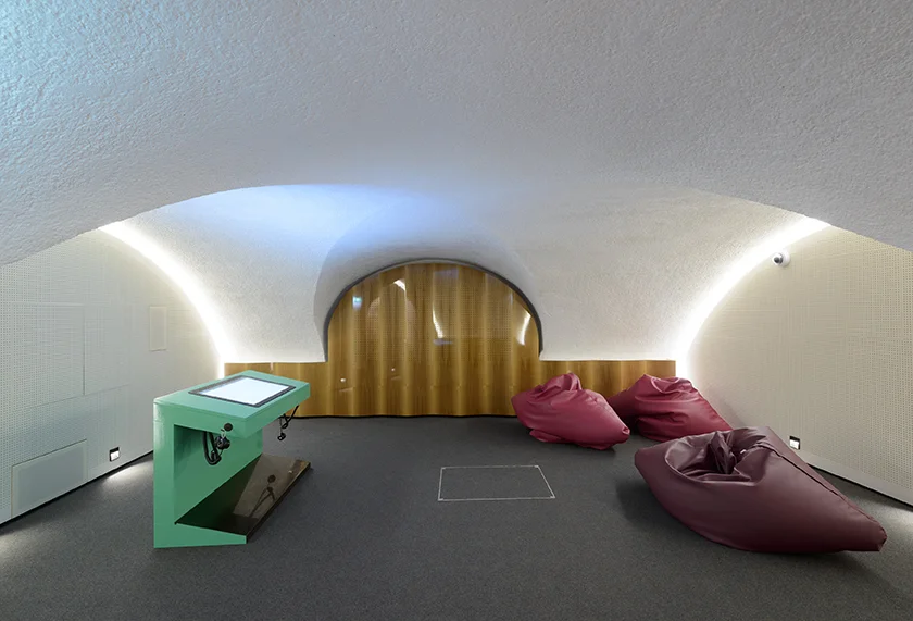 Die Ausstellung widmet sich dem musikalischen Schaffen Beethovens, während seiner Kuraufenthalte in Baden. Das im Keller eingerichtete Akustiklabor thematisiert mit audiovisueller Unterstützung den fortgeschrittenen Gehörverlust des Komponisten.