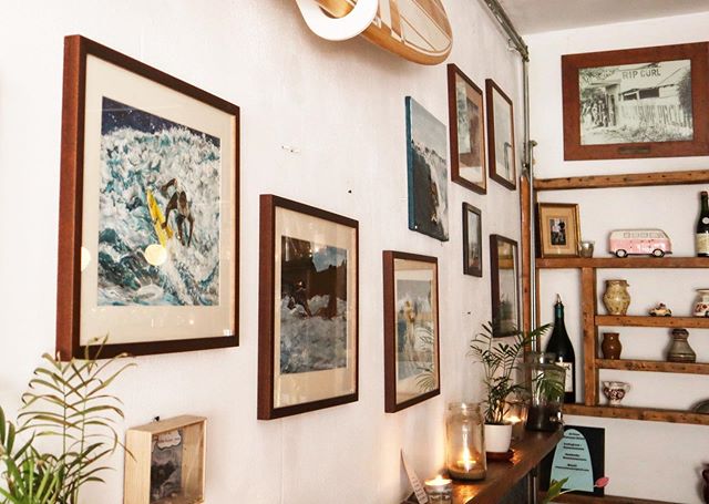 Our cozy corner with @susannatsea 😍 we&rsquo;ve been loving her acryl paintings ever since we hung them on the wall ☺ thanks to her we always have the sea and the waves close to us 🌊 even if the shore is only 15m down the street 🤪 btw: they are fo