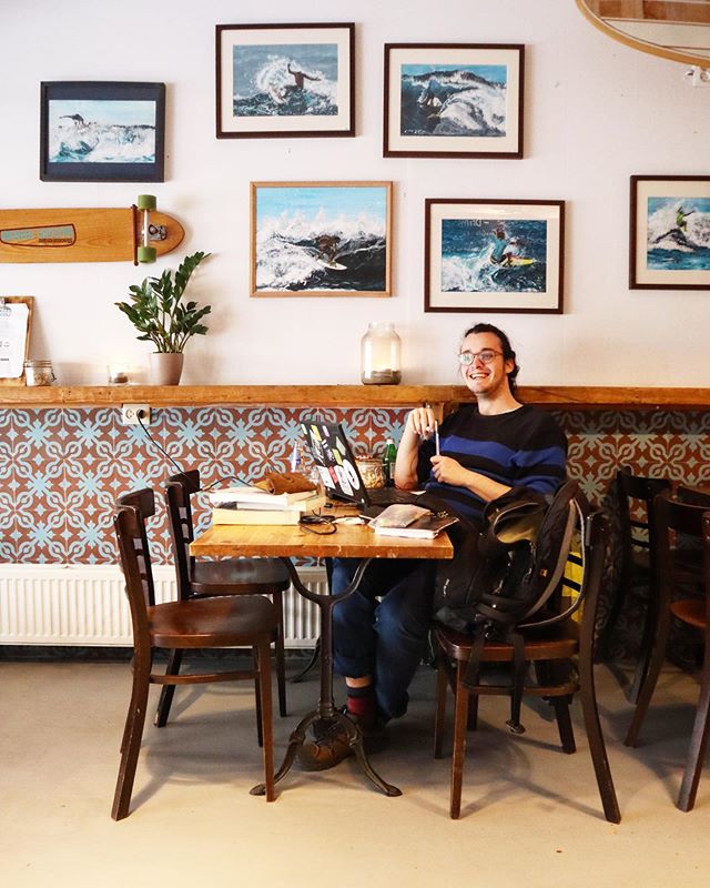 Always happy to have students over 🤗 full on study-mode to end the year and start the summer 🤓 if everyone smiles like this guy it can&rsquo;t be so painful 😉 come by with your books and laptop and study away 📚💻
.
.
.
.
.
.
.
.
.
.
.

#meneercho