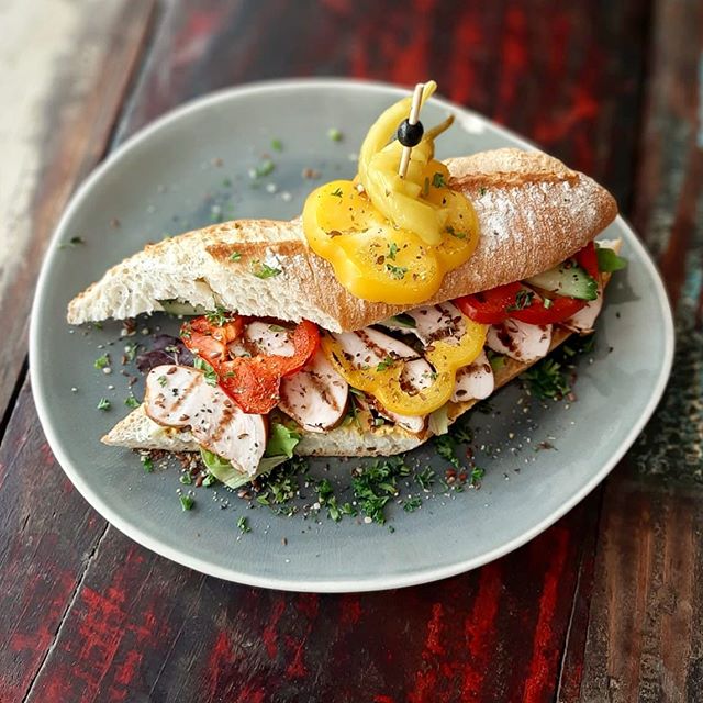 Yumm look at our super delicious WEEKLY SPECIAL 😍 crispy bread with curry hummus, smoked chicken and grilled vegetables 🤤 come by and have a bite you won't regret it 😉all for 9.-
.
.
.
.
.
.
.
.
#lunchroom #meneerchocola #keizerstraat #denhaag #th