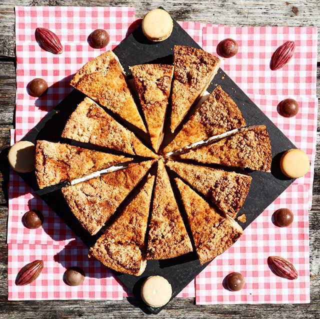 With this beautiful Sunday sunshine we start the day with Appel pie 🌞 our long time favorite 💫 have a absolutely stunning day! &hearts;️