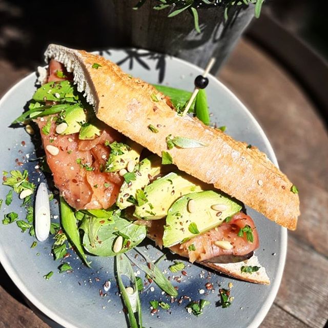 The weeks special: 🤤 smoked salmon sandwich with fresh avocado and a creamy lemon -Creme fresh drizzle 🥑🍋 have a wonderful time! 🥰 #meneerchocola
