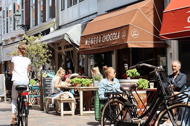 We&rsquo;ve been enjoying so much these sunny summer days here at @meneerchocola 🌼 with plenty of sunshine on the keizerstraat we are slowly heading into the weekend✨