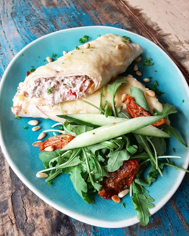 This week you can get the wrap ✨ filled with tuna 🤤 and not to forget some melting tasty cheese on top! 🙏 get this great dish for 8.50&euro;