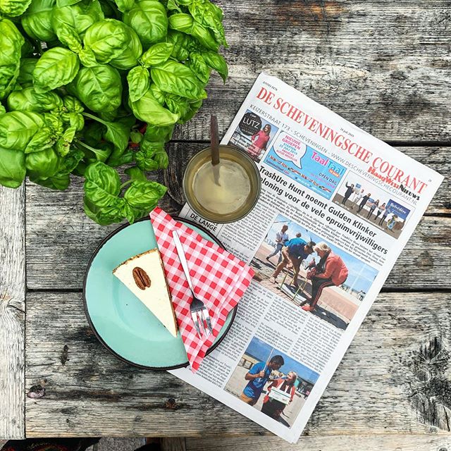 Lekker up to date with a piece of cake! 🤤 our  slice of carrot cake even tastes more delicious while reading about the incredible actions of @trashurehunt 🤟🏾 let&rsquo;s keep our Scheveningen sweet and beautiful ❤
.
.
.
.
.
.
.
.
.
.
#trashurehunt