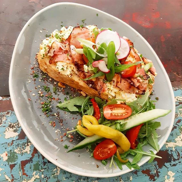 Weekly special 🤤 fresh egg salad on bread ✨ topped with crunchy bacon and some greens 🌱 we hope to see you and wish you a fabulous week! 💕
.
.
.
.
.
.
.
.
.
#meneerchocola #kaizerstraat #weeklyspecial #denhaag #denhaagfoodie #scheveningen #beach #