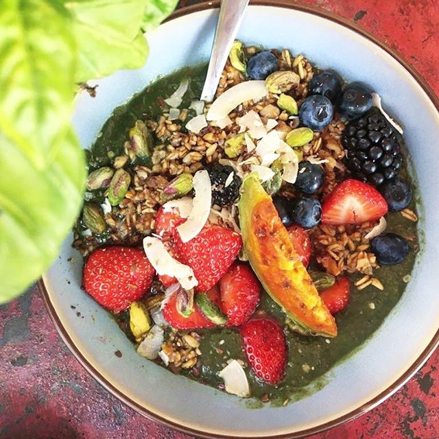 Start your day fresh and healthy with our GREEN BOWL 🌱 delicious taste and lots of vitamins raise and keep your energy 💫 the spinach avocado cream topped with our signature granola mix goes perfectly with all kinds of seasonal fruits! 🍓🍇🍉 enjoy 