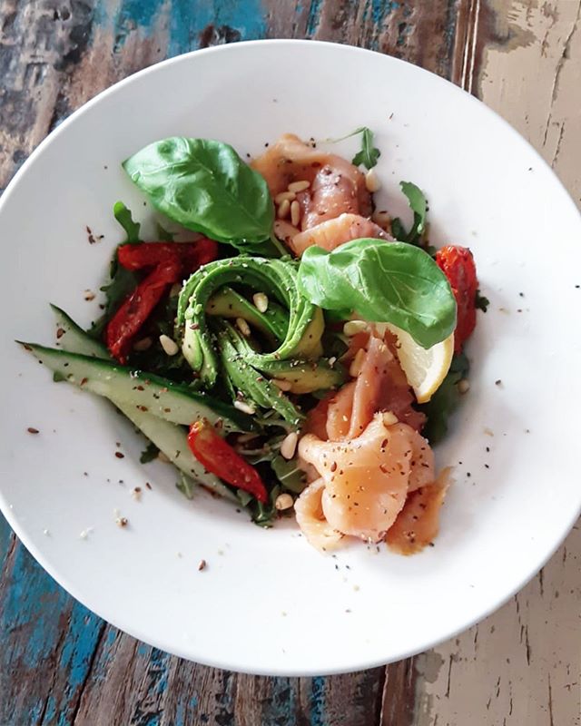 Salmon salad is perfect for these hot days 🎉 It is the best combination of flavors and freshness ✨ a very special special of the week 🌞