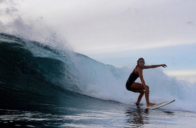 Sophie Hellyer surfing