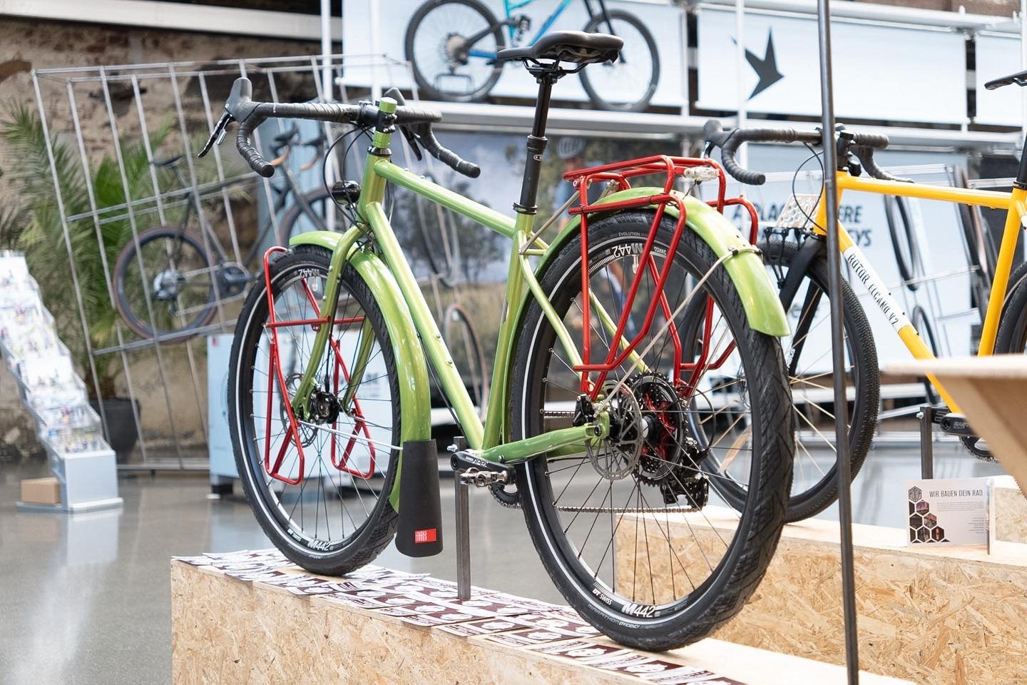 #cyclingworld2025 #schotterpendler #gavelcommuter #mudranndoneur #ueberlandreiserad #adventurebike #matschrad #ballonrenner #rackfenderbridge #finefenderline #gepaecktraegerschutzblechbruecke
#retrovelo
#thefirst275and29