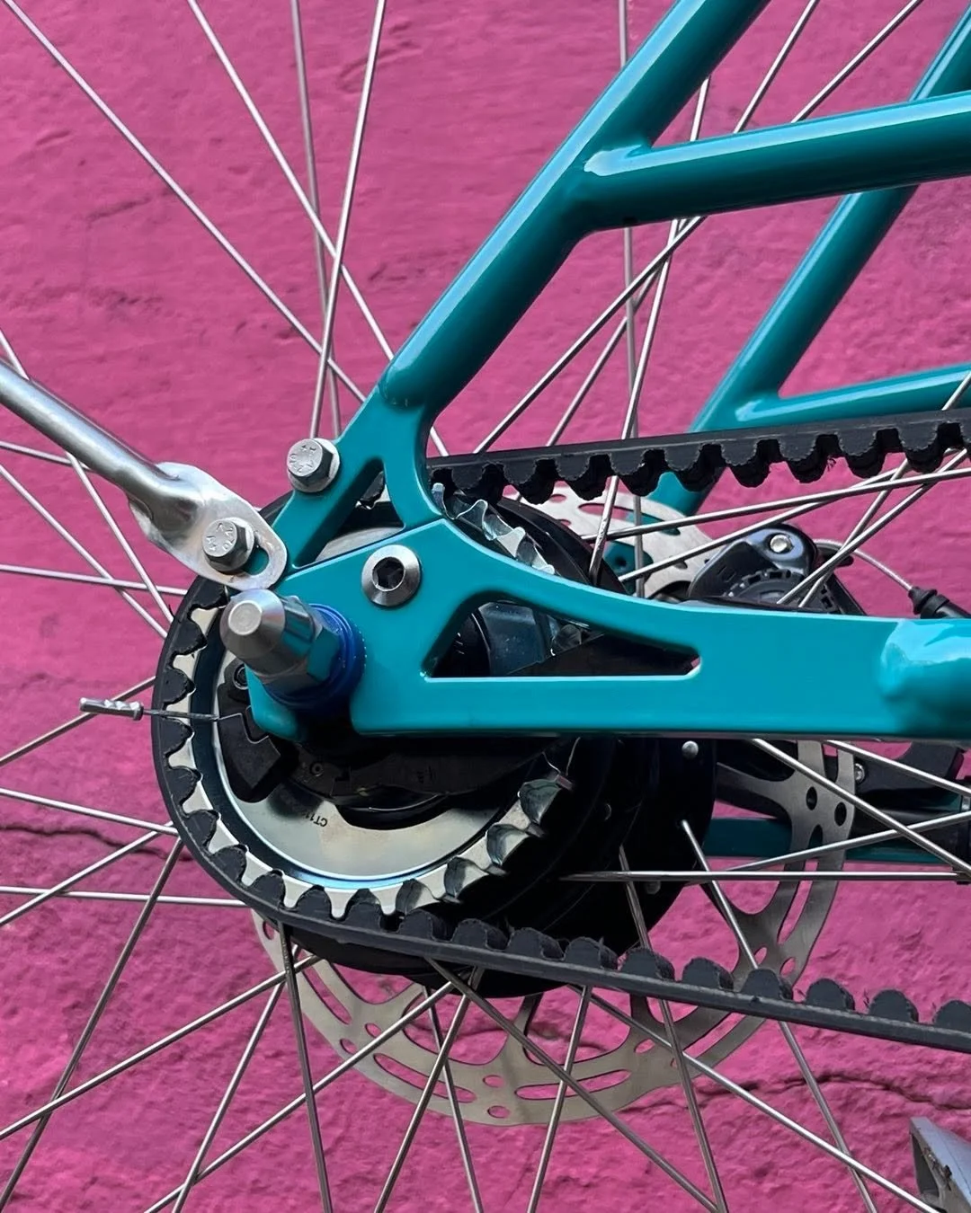 #lady_commuter #gates_commuter #carbondrive_commuter #daily_commuter #commuterbikes #rideballoon #27.5inch #650x47B #27.5erforlife #cobblestoneriding #kopfsteinpflasterrenner #schotterpendler #kiespendler #retroride #caferacer #neverstopriding #under