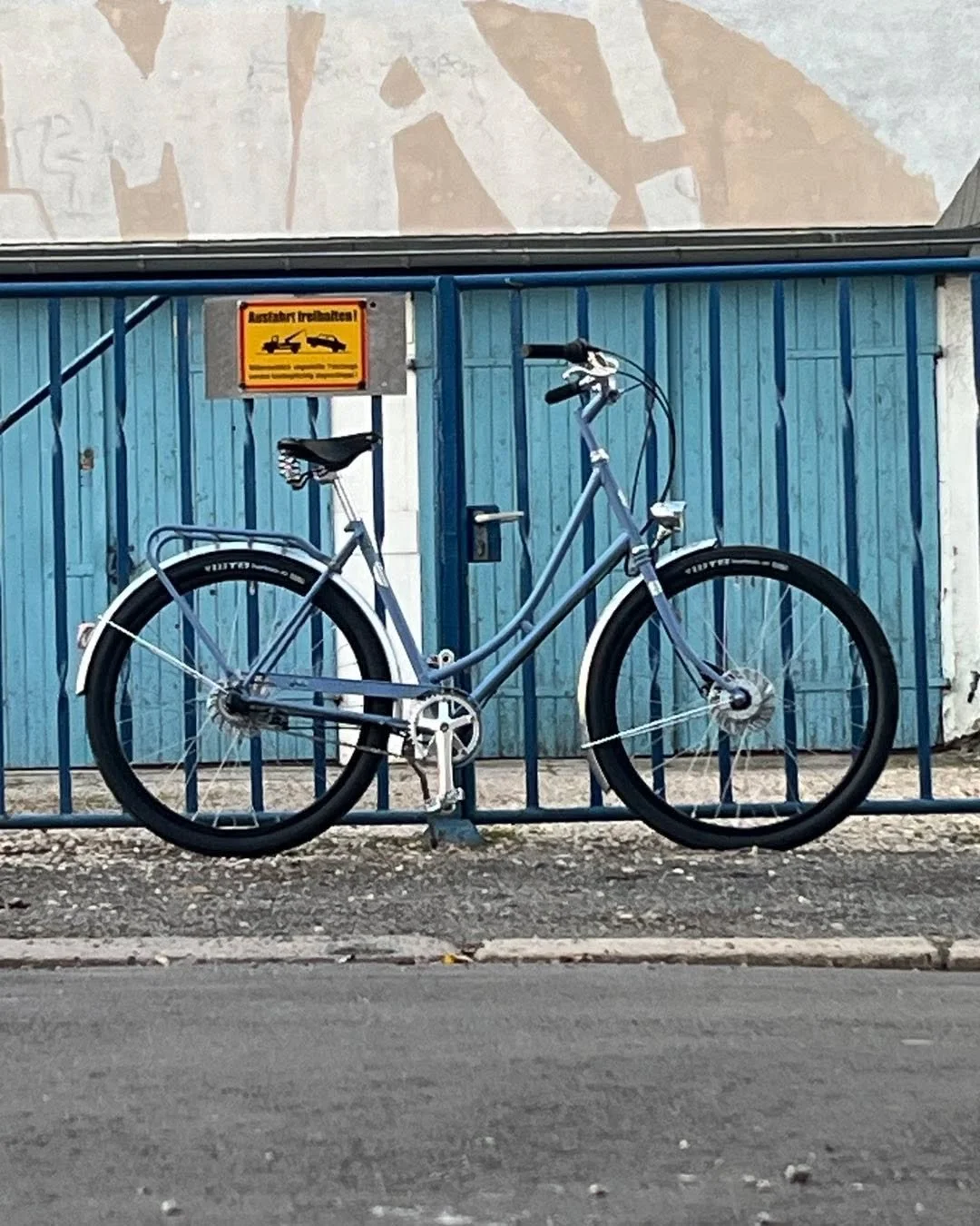 #27.5
#lady_commuter #daily_commuter #commuterbikes #commuterbike #rideballoon #27.5inch #650x47B #27.5erforlife #cobblestoneriding #kopfsteinpflasterrenner #schotterpendler #kiespendler #retroride #caferacer #neverstopriding #underbiking #nonboutiqu