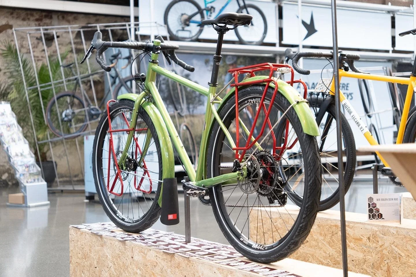 #cyclingworld2025 #schotterpendler #gavelcommuter #mudranndoneur #ueberlandreiserad #adventurebike #matschrad #ballonrenner #rackfenderbridge #finefenderline #gepaecktraegerschutzblechbruecke
#retrovelo
#thefirst275and29