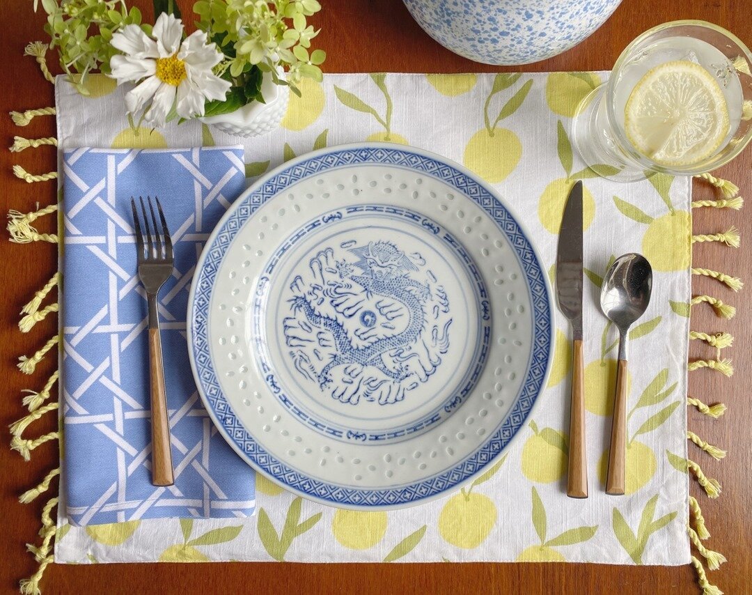We cannot wait for fall colors, dried flowers and all the holidays that need decorating so we&rsquo;re sending summer off with the summeriest (that&rsquo;s definitely a word)  #tablesettingtuesday we could imagine. Complete with lemons, bright trelli