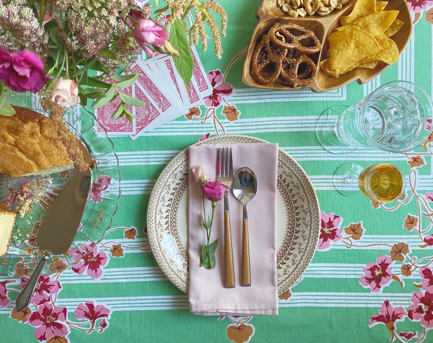 Ladies who play bridge 🃏also drink sherry and eat cake 🤗
.
This table is set for an afternoon game of bridge with the ladies.  It's a 60's throwback with the jade linen and wooden serving dish.  The sherry in the cordial makes them think they're no