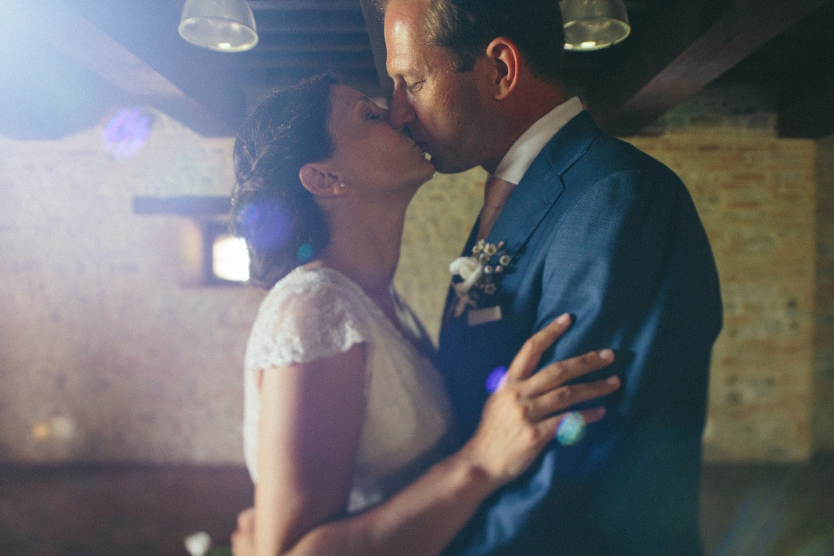 bride-groom-kiss-fleur.jpg