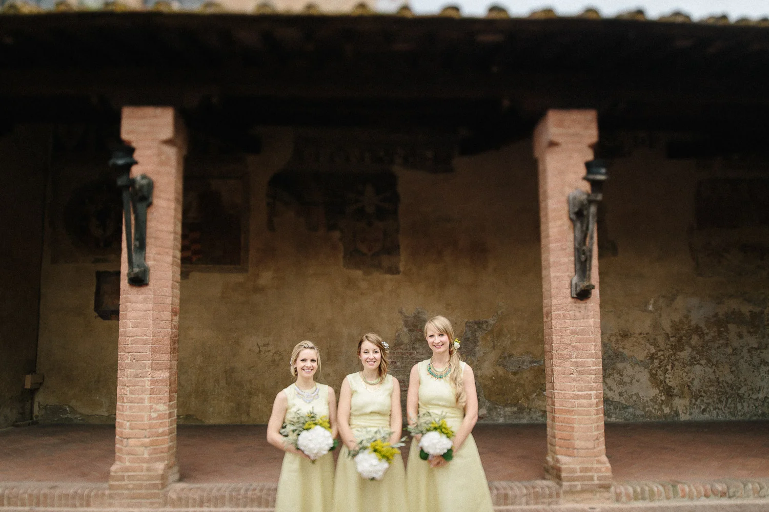 63-bridesmaids-in-certaldo.jpg