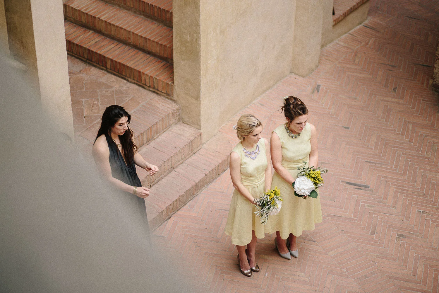 80-bridesmaids-in-certaldo.jpg