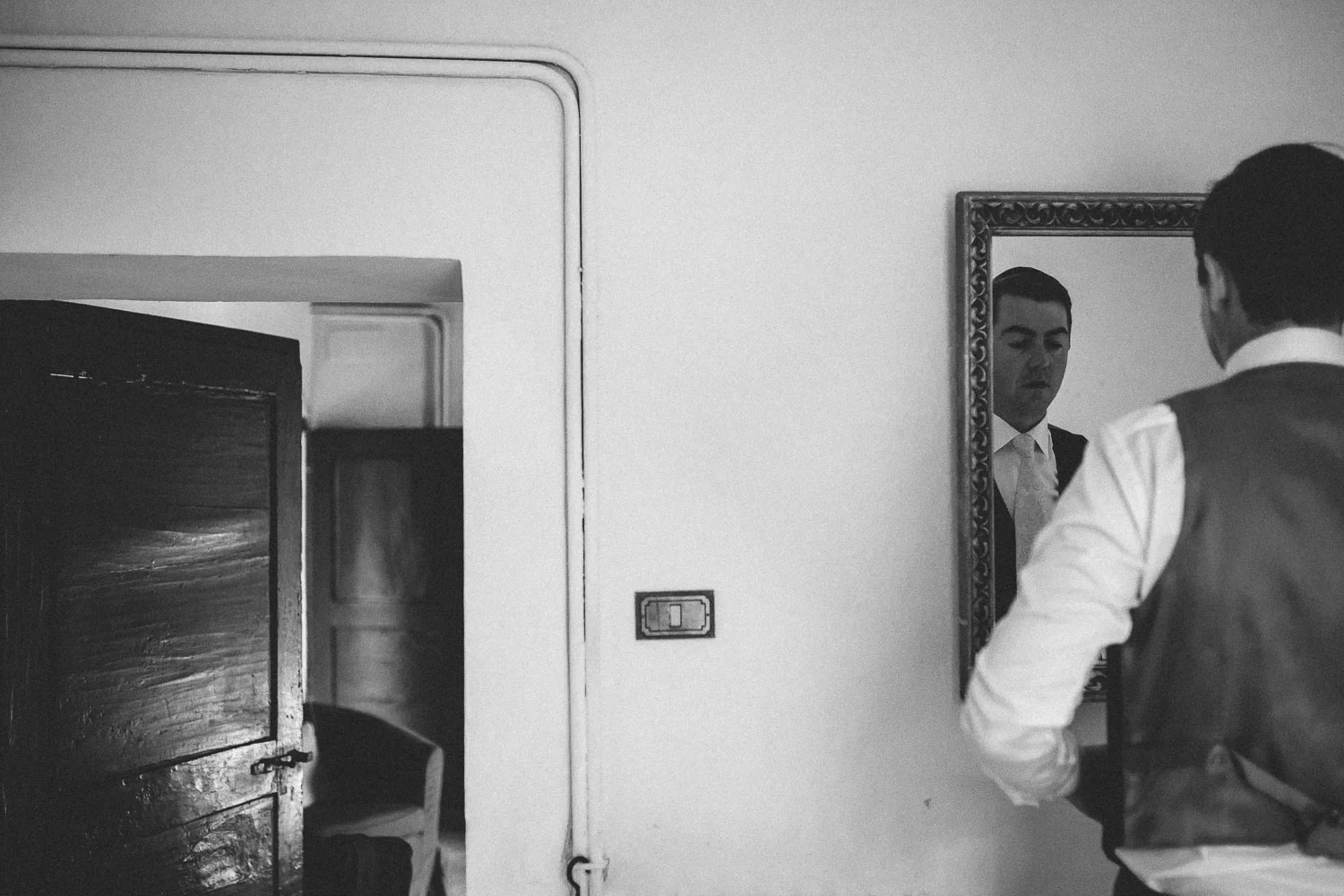 29-groom-mirror.jpg