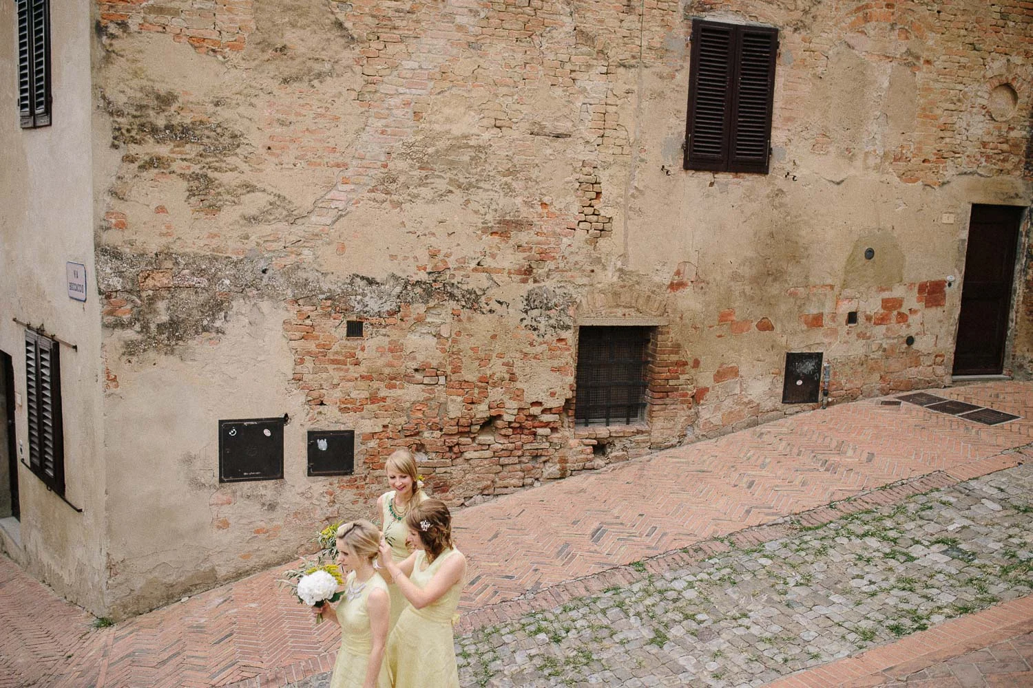 62-bridesmaids-in-certaldo.jpg