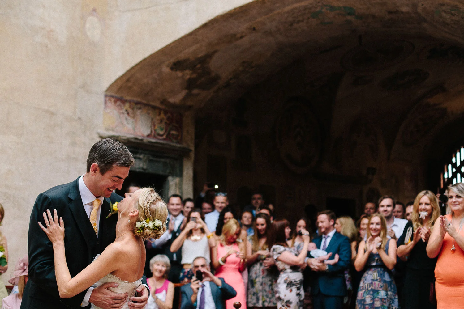 76-bride-groom-kissing-in-certaldo.jpg
