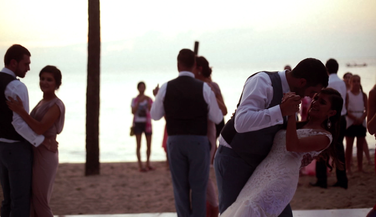 first-dance-wedding-in-fiji.png