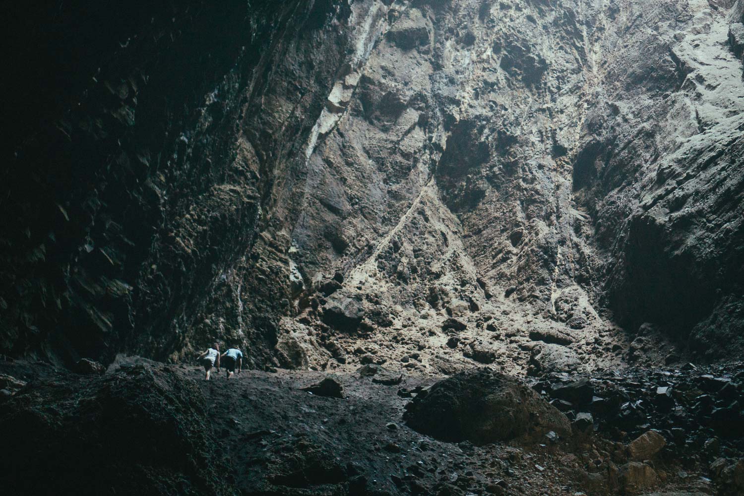 17-huge-cave-piha.jpg