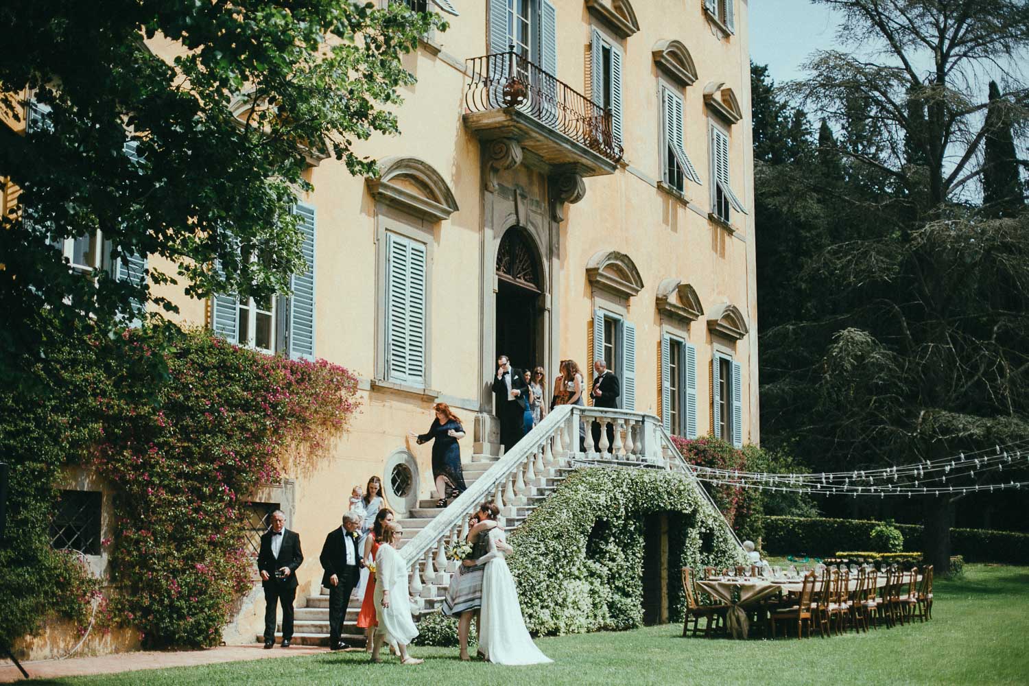 60-wedding-party-italian-villa.jpg