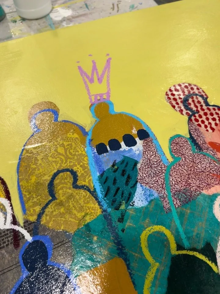 Studio scenes this week 🎨✨

A bright yellow Crowd is bringing all the happy-go-lucky vibes 💛

I&rsquo;m working on a heartfelt commission honoring all the grand loves ❤️

&hellip;and my papers are prepped and ready for new fall fish to swim onto th