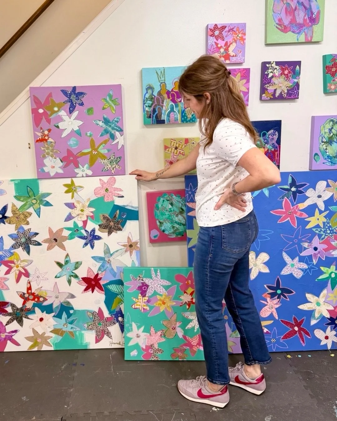 The girl behind the art 🎨
⠀⠀⠀⠀⠀⠀⠀⠀⠀
I think it&rsquo;s important to share glimpses of the simplicity and repetition woven into my days&hellip;the small moments and quiet choices that feed a creative life and slowly add up to big ideas.
⠀⠀⠀⠀⠀⠀⠀⠀⠀
Mos