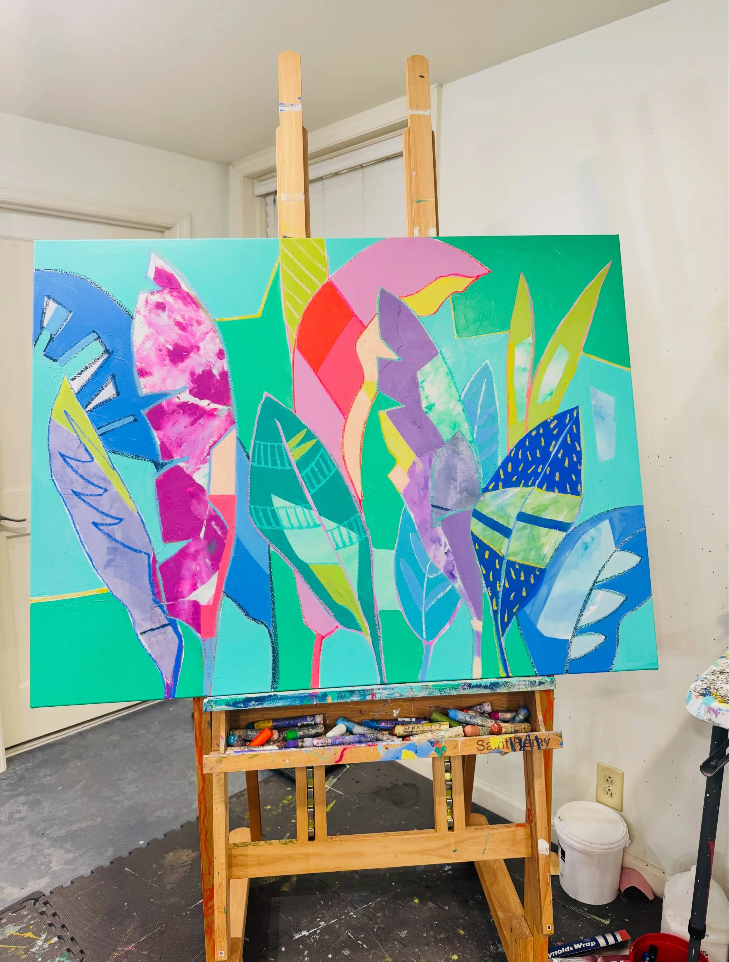 Lately&hellip; 🤍

A little peek at what&rsquo;s been happening around here lately &mdash; installs, commissions + shows. Feeling very grateful for a busy studio and all the beautiful places my paintings are landing!

🌴 A Palm commission headed to @
