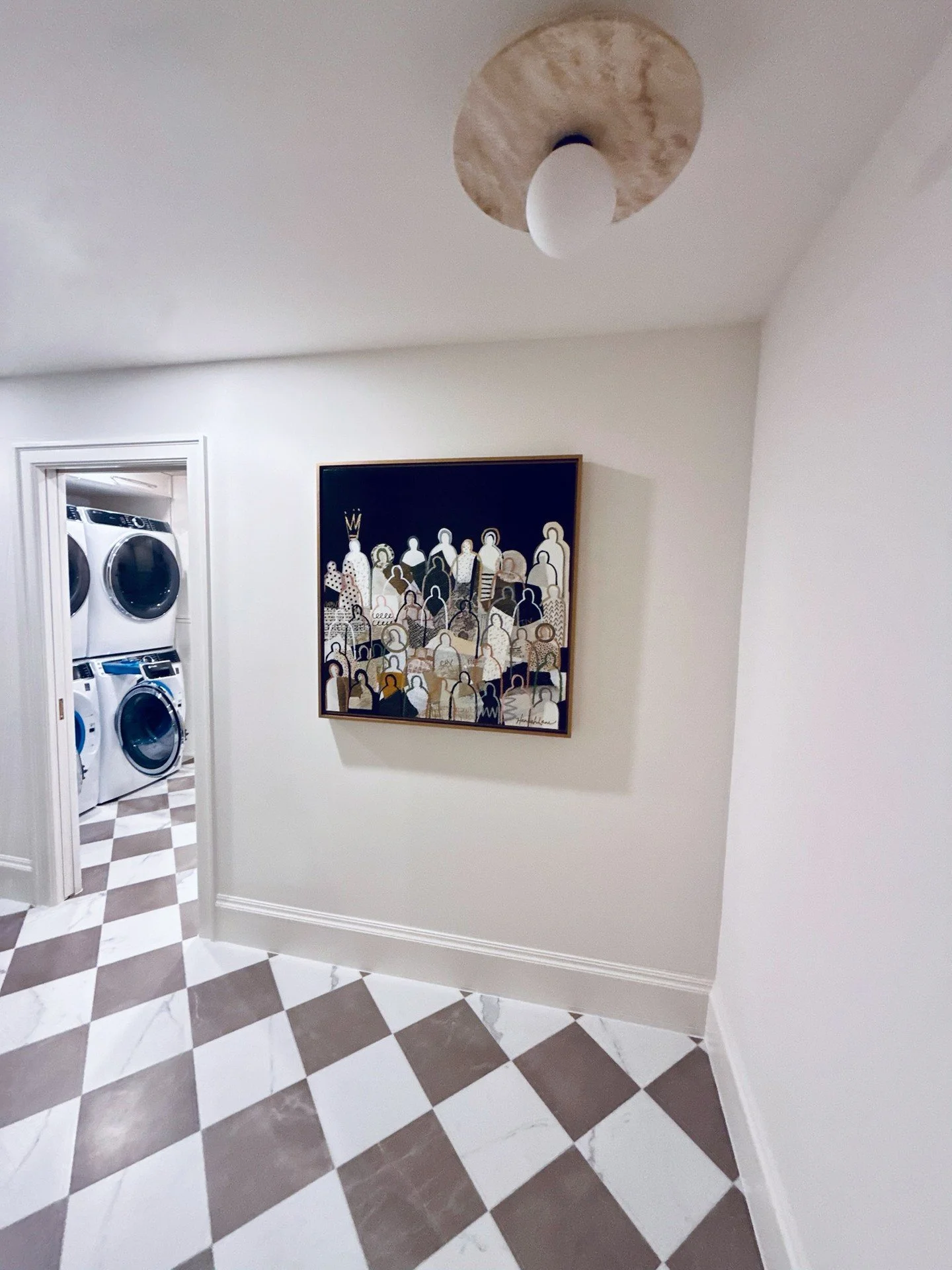 A little neutral goes a long way! 🤍 

There&rsquo;s something about a soft, neutral palette that makes color sing even louder. I love how my paintings bring a pop of personality, color, and energy to these beautifully understated spaces.

Here are a