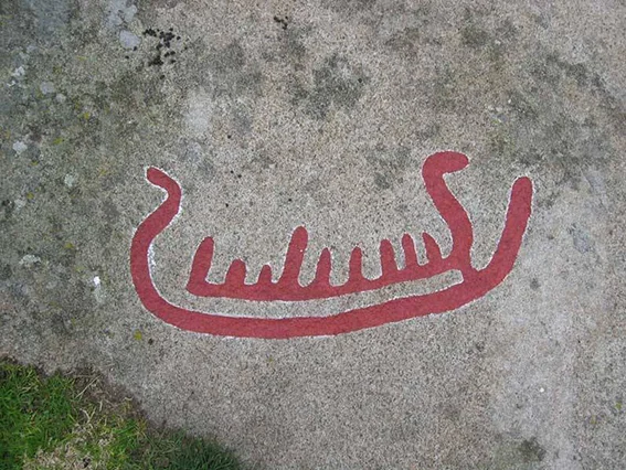.The Scandinavian tradition of painting petroglyphs are about 100 years old but the Directorate of Cultural Heritage wants to change this tradition since it creates wear and tear on the carvings. Archaeological field unit at Akershus County wants to explore the use of light to make carvings more visible.