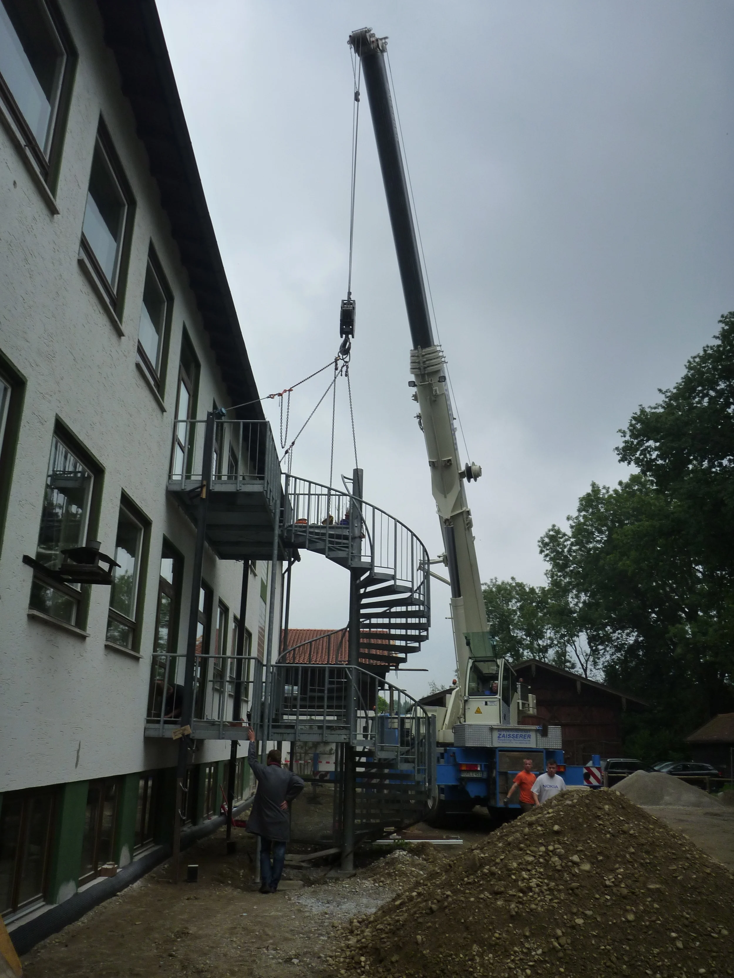 Die bestehende Fluchttreppe muss versetzt werden.