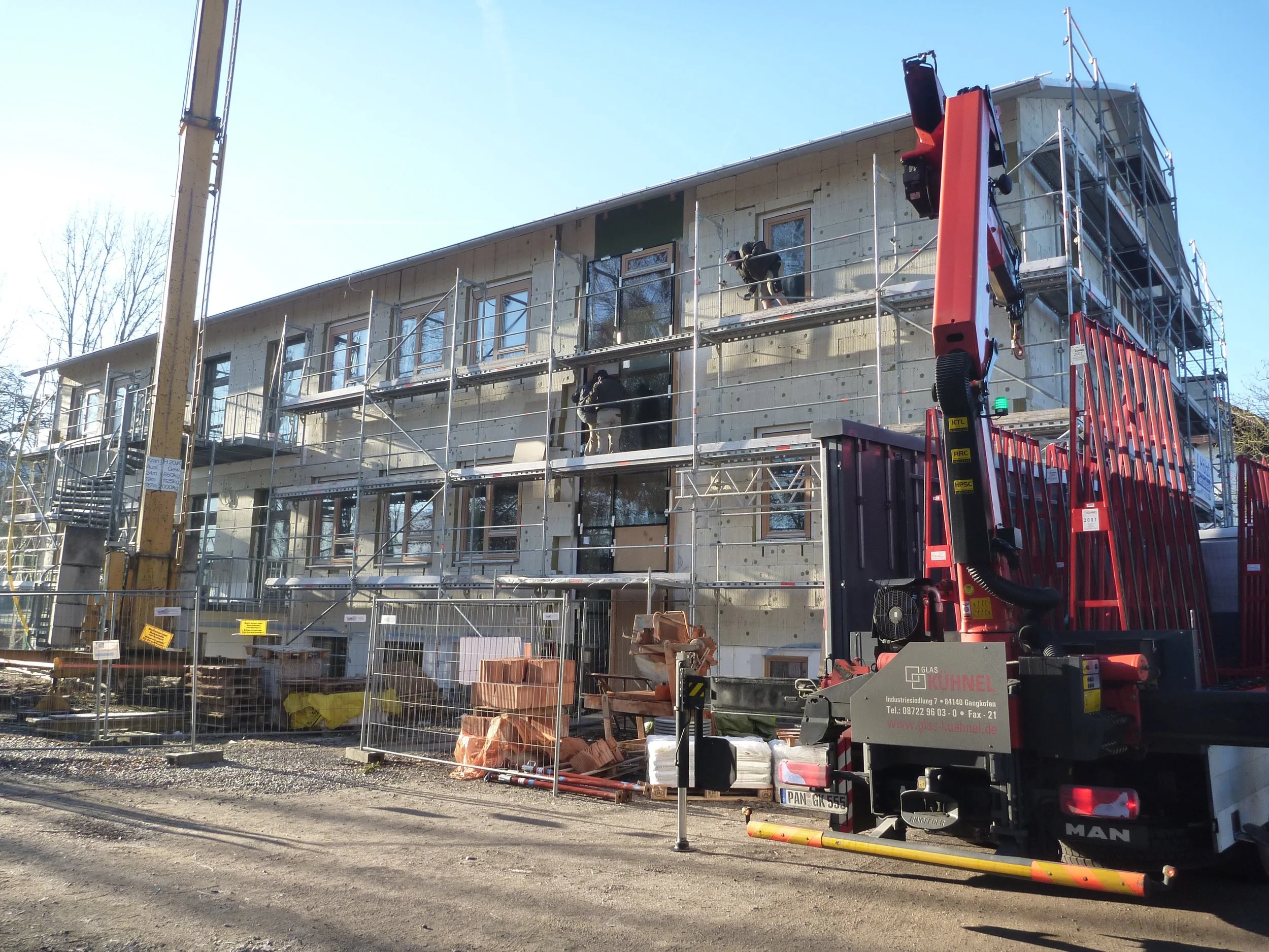 Die neue Treppenhausfassade wird eingebaut.