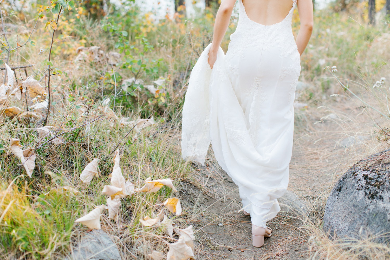 Grey and White Wedding in the Mountains of Leavenworth, Washington | Sleeping Lady | Classic and Timeless Wedding | VSCO | Bride with Bridesmaids | Grey Bridesmaids Dresses.jpg-2304.jpg