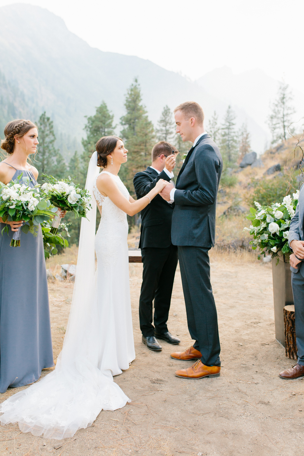 Grey and White Wedding in the Mountains of Leavenworth, Washington | Sleeping Lady | Classic and Timeless Wedding | VSCO | Leavenworth Wedding Ceremony at Sleeping Lady.jpg-1105.jpg