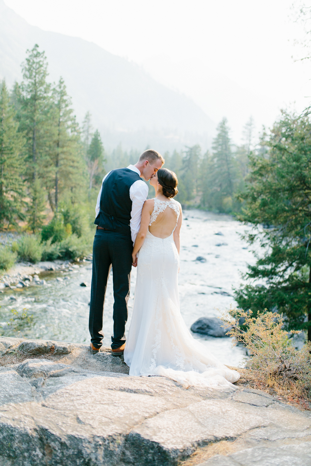 Grey and White Wedding in the Mountains of Leavenworth, Washington | Sleeping Lady | Classic and Timeless Wedding | VSCO | Stunning Mountain Top Bride and Groom Portraits on the Icicle River.jpg-1393.jpg