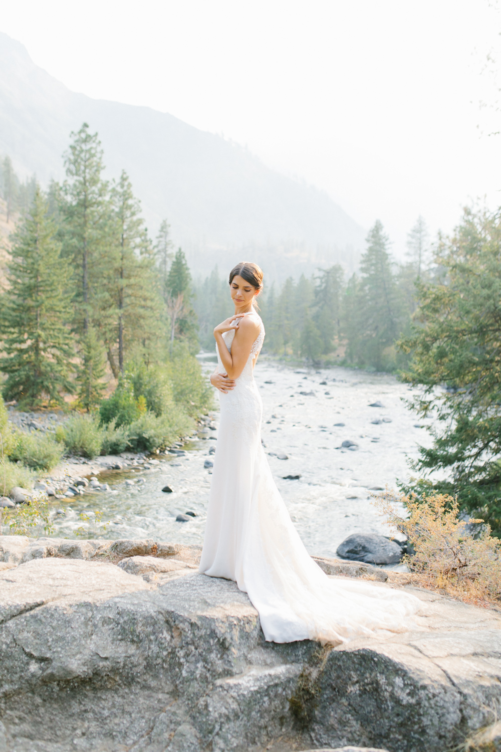 Grey and White Wedding in the Mountains of Leavenworth, Washington | Sleeping Lady | Classic and Timeless Wedding | VSCO | Stunning Mountain Top Bride and Groom Portraits on the Icicle River.jpg-3284.jpg