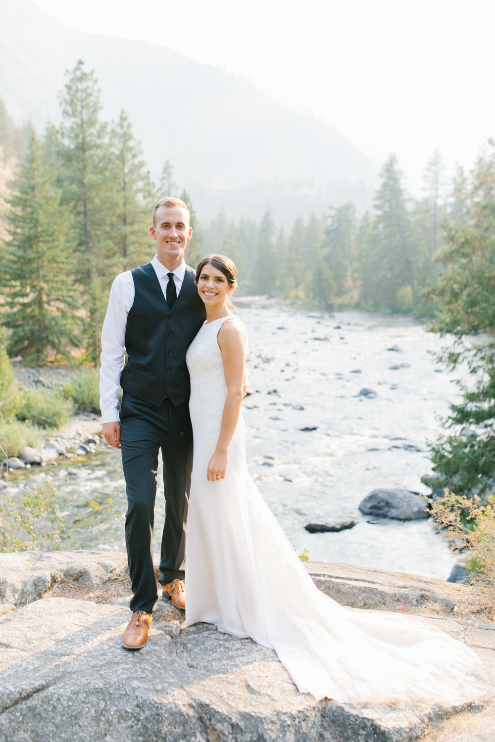 Grey and White Wedding in the Mountains of Leavenworth, Washington | Sleeping Lady | Classic and Timeless Wedding | VSCO | Stunning Mountain Top Bride and Groom Portraits on the Icicle River.jpg-3301.jpg