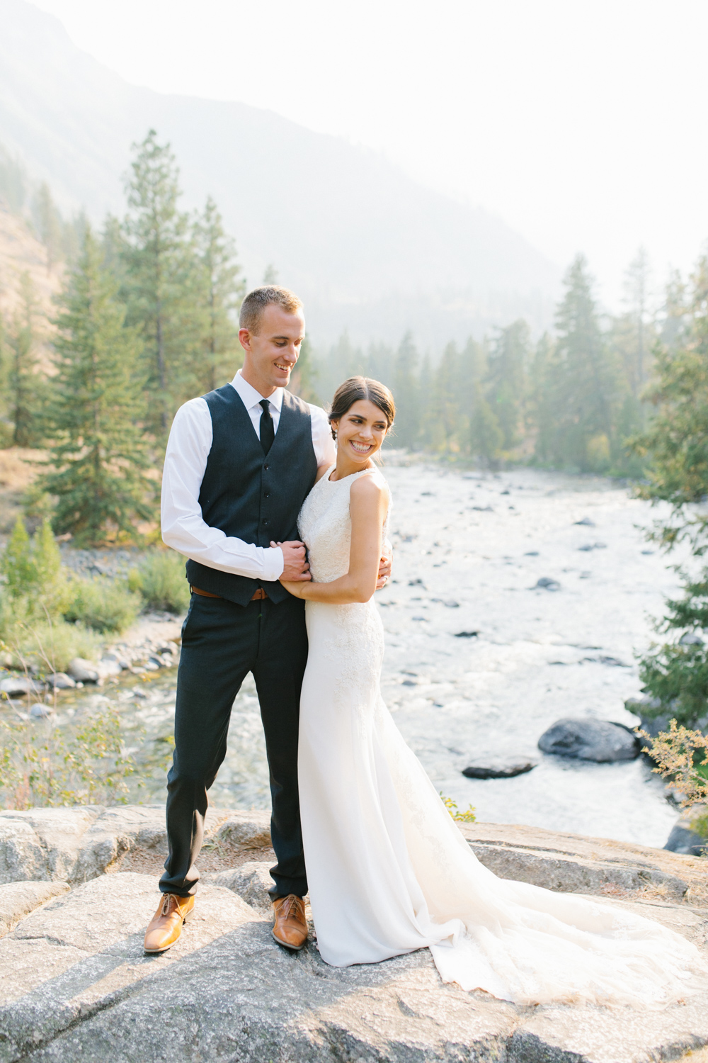 Grey and White Wedding in the Mountains of Leavenworth, Washington | Sleeping Lady | Classic and Timeless Wedding | VSCO | Stunning Mountain Top Bride and Groom Portraits on the Icicle River.jpg-3310.jpg