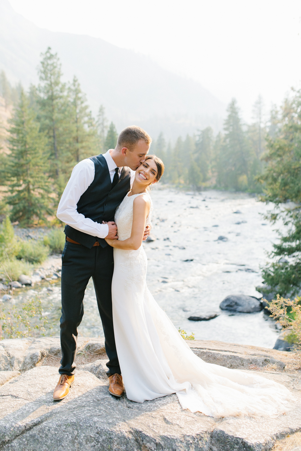 Grey and White Wedding in the Mountains of Leavenworth, Washington | Sleeping Lady | Classic and Timeless Wedding | VSCO | Stunning Mountain Top Bride and Groom Portraits on the Icicle River.jpg-3313.jpg