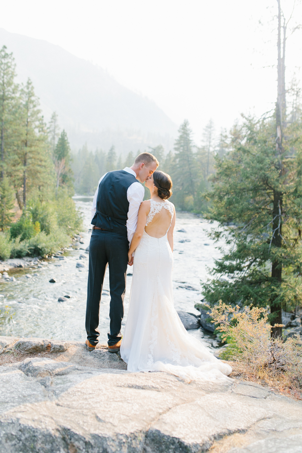 Grey and White Wedding in the Mountains of Leavenworth, Washington | Sleeping Lady | Classic and Timeless Wedding | VSCO | Stunning Mountain Top Bride and Groom Portraits on the Icicle River.jpg-3339.jpg