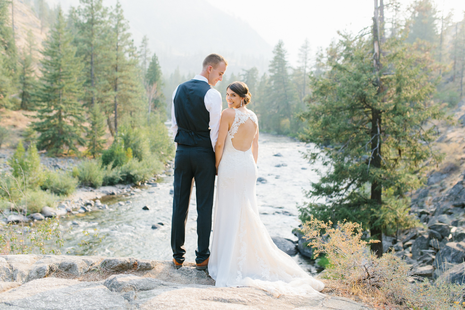 Grey and White Wedding in the Mountains of Leavenworth, Washington | Sleeping Lady | Classic and Timeless Wedding | VSCO | Stunning Mountain Top Bride and Groom Portraits on the Icicle River.jpg-3343.jpg