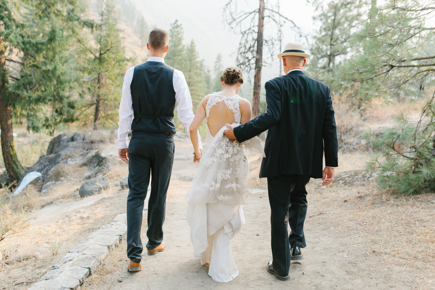 Grey and White Wedding in the Mountains of Leavenworth, Washington | Sleeping Lady | Classic and Timeless Wedding | VSCO | Stunning Mountain Top Bride and Groom Portraits on the Icicle River.jpg-3405.jpg